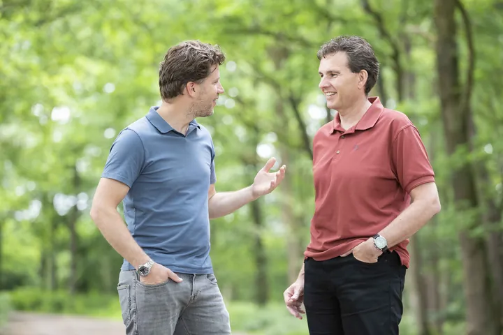 Roel en Erwin in gesprek tussen de bomen