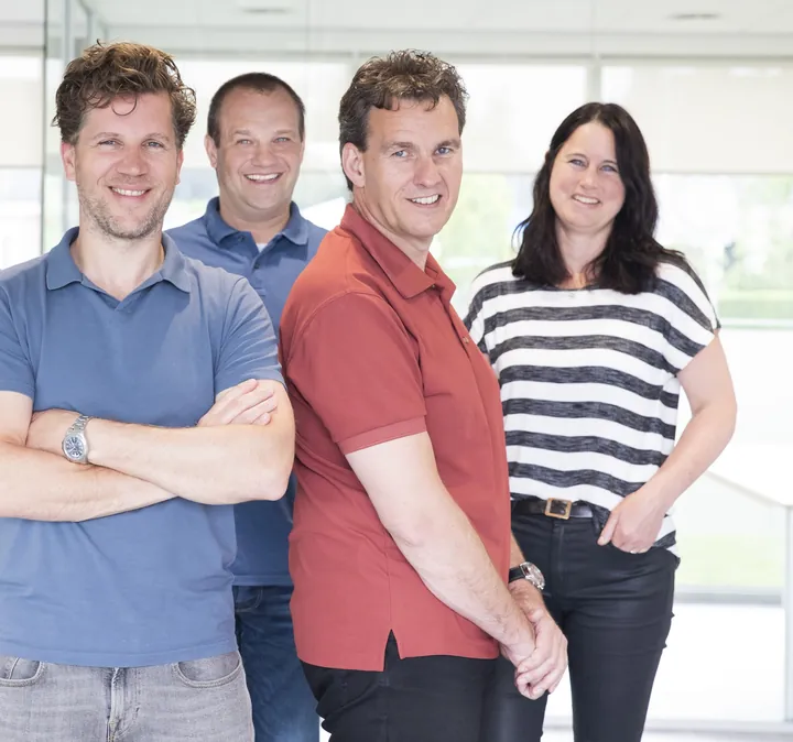 Roel, Jeroen, Erwin en Barbara staan samen op kantoor